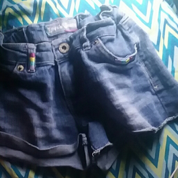 I am selling clothes. - Picture 2 of 3